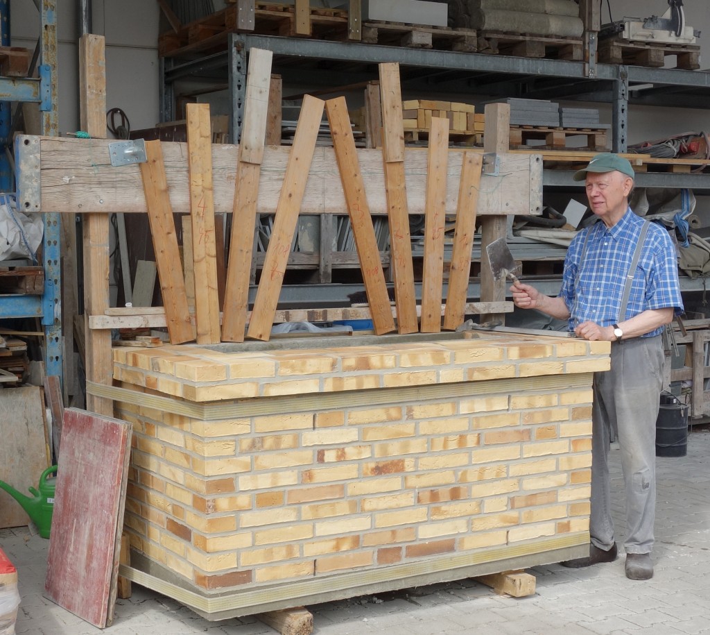 Fliesenlegermeister Günther Rohde, der Vater des Bildhauers Bernd Rohde, hat rund 100 Arbeitsstunden unentgeltlich in den Bau des Denkmalsockels investiert. Foto: D. Brand, Mai 2015